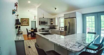 Winter Discounts!
Spacious w/hot tub/grill/firepit 4 BR Red River Gorge