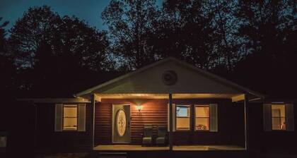 Spacious w/hot tub/grill/firepit 4 BR Red River Gorge -
SUMMER AVAILABILITY!!