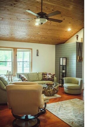 Smart-TV, Kamin, Bücher