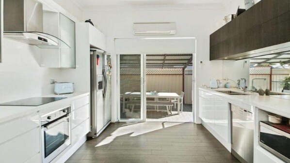 Fridge, microwave, dishwasher, toaster - The Manning Pool House (The Entrance)