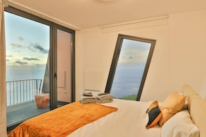 3 habitaciones, escritorio y tabla de planchar con plancha
