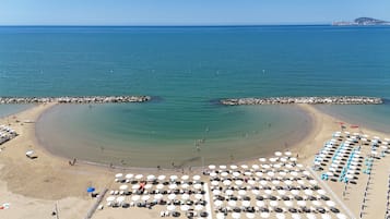 En la playa y playa de arena blanca