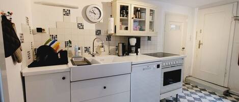 Maison | Cuisine privée | Bouilloire électrique, grille-pain, chaise haute