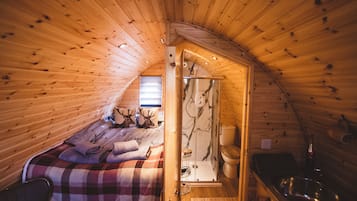 Highland Glamping Pod | 1 habitación, ropa de cama hipoalergénica y camas con efecto memoria