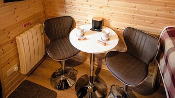 Highland Glamping Pod | Zona de estar | Una Smart TV, Netflix, películas de pago, servicios de streaming