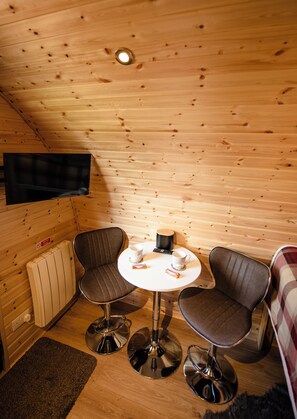 Highland Glamping Pod | Vardagsrum | 24-tums smart-tv med satellitkanaler, Netflix och betalfilmer