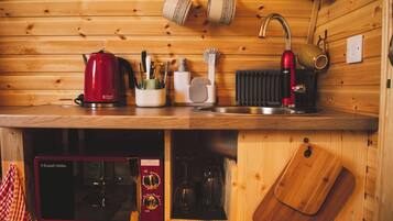 Frigobar, microondas, tetera eléctrica y comedor