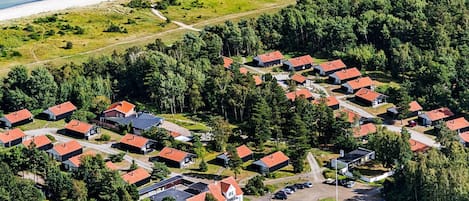 Vista aérea de una zona residencial con casas, una playa y un estacionamiento.