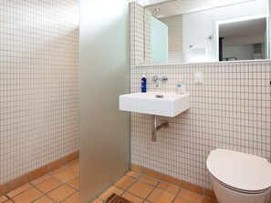 House | Bathroom - 4 Person Holiday Park Home in Vaeggerlose (Vaeggerlose)