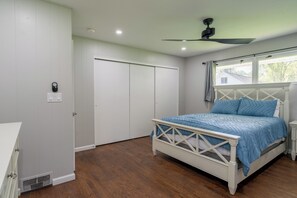 5 bedrooms, iron/ironing board, WiFi, bed sheets - Stunning Lakeside Retreat (Columbia)