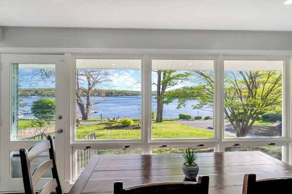 Dining - Stunning Lakeside Retreat (Columbia)