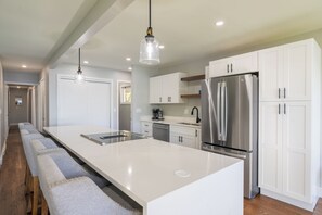 Private kitchen - Stunning Lakeside Retreat (Columbia)