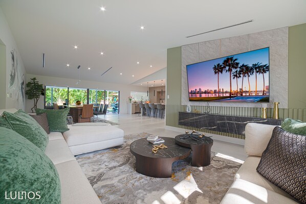 Smart TV, chimenea y futbolito 