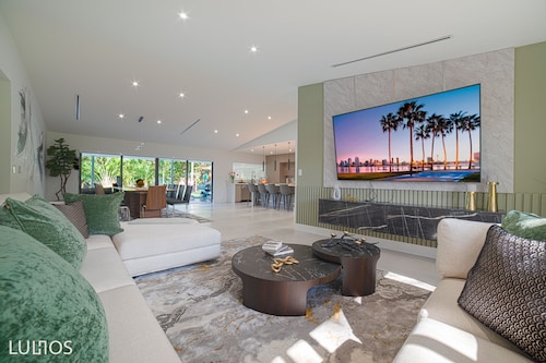 Luxury Oasis • Pool, Pickleball & BBQ / 10 min Zoo