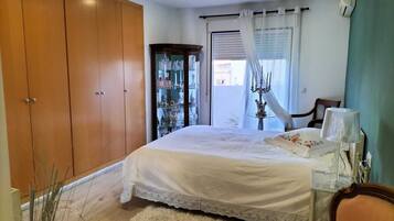 2 habitaciones, tabla de planchar con plancha y ropa de cama