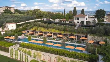 Außenpool (je nach Saison geöffnet), Sonnenschirme, Liegestühle