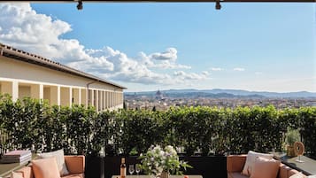 Suite (dei Gigli) | Premium bedding, minibar, in-room safe, blackout drapes