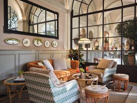 2 restaurants, breakfast served