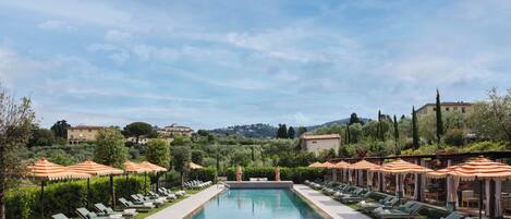 Seasonal outdoor pool, open 9:00 AM to 7:00 PM, cabanas (surcharge)