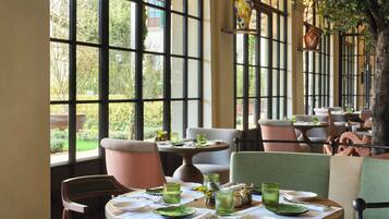 Hi ha 2 restaurants amb esmorzars