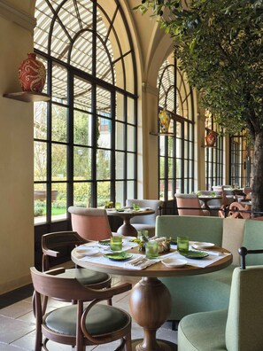 2 restaurants, breakfast served