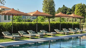 Kolam renang outdoor musiman, dengan payung kolam renang