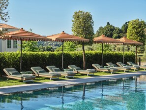 Piscina externa sazonal, funciona das 9h às 19h, barracas, guarda-sóis