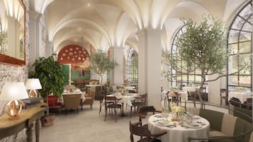 2 restaurants, breakfast served