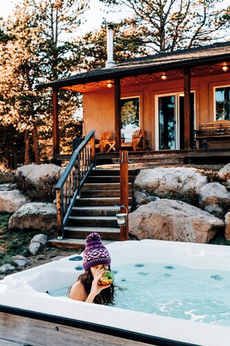 Sunflower Cabin- Mountain Views- Hot tub
