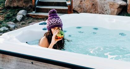 Sunflower Cabin- Mountain Views- Hot tub