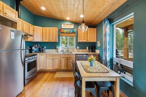 Fridge, microwave, oven, stovetop - Sunflower Cabin- Mountain Views- Hot tub (Florissant)