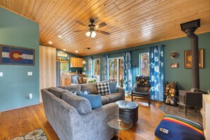 Una Smart TV, una chimenea, libros