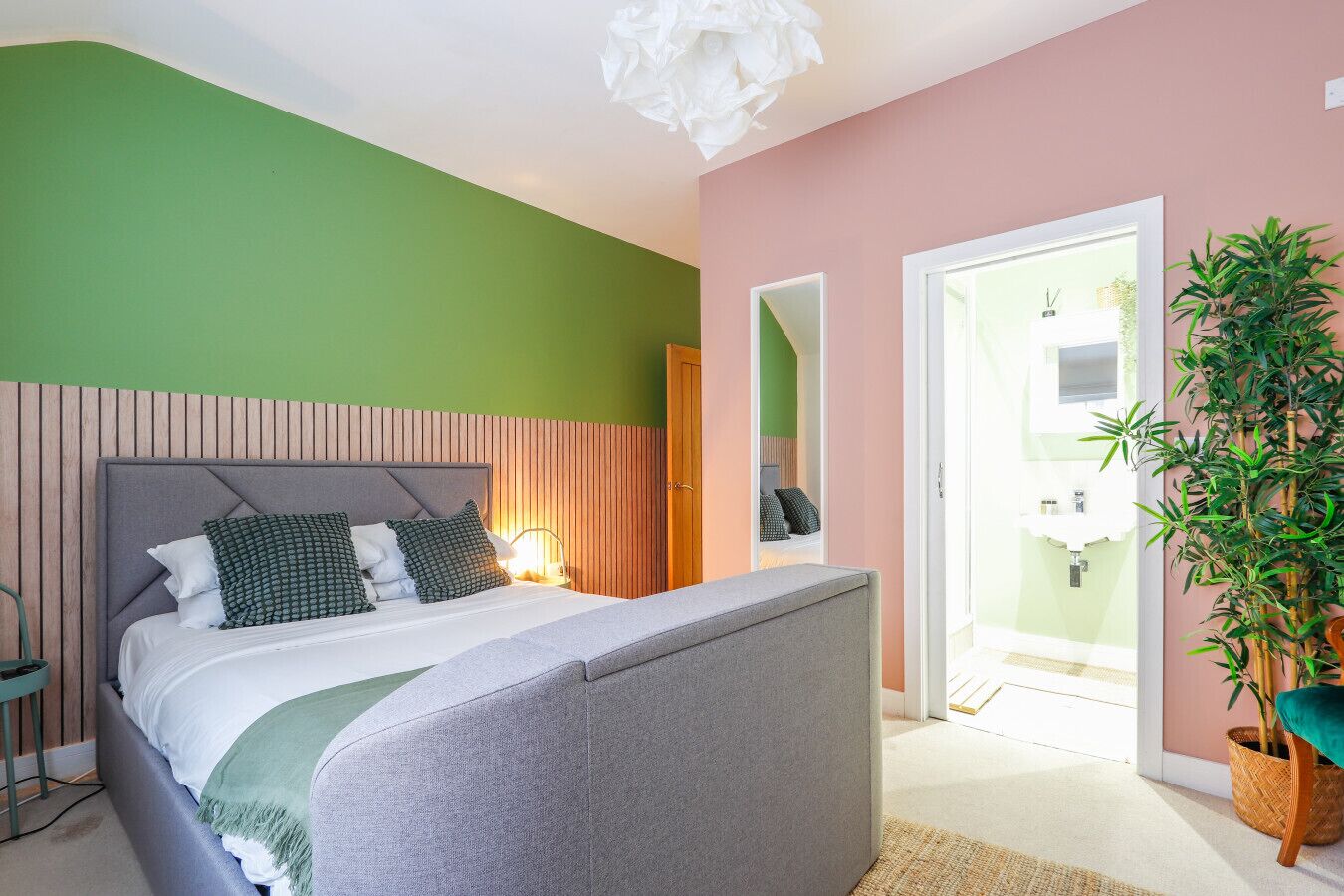 2 soverom, skrivebord, strykejern/-brett og wi-fi (inkludert)