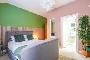 2 bedrooms, desk, iron/ironing board, free WiFi - Leah Suite by Koya Homes - Sea View (Barry)