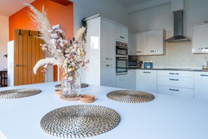 冷蔵庫、電子レンジ、食器洗い機、コーヒー / ティーメーカー