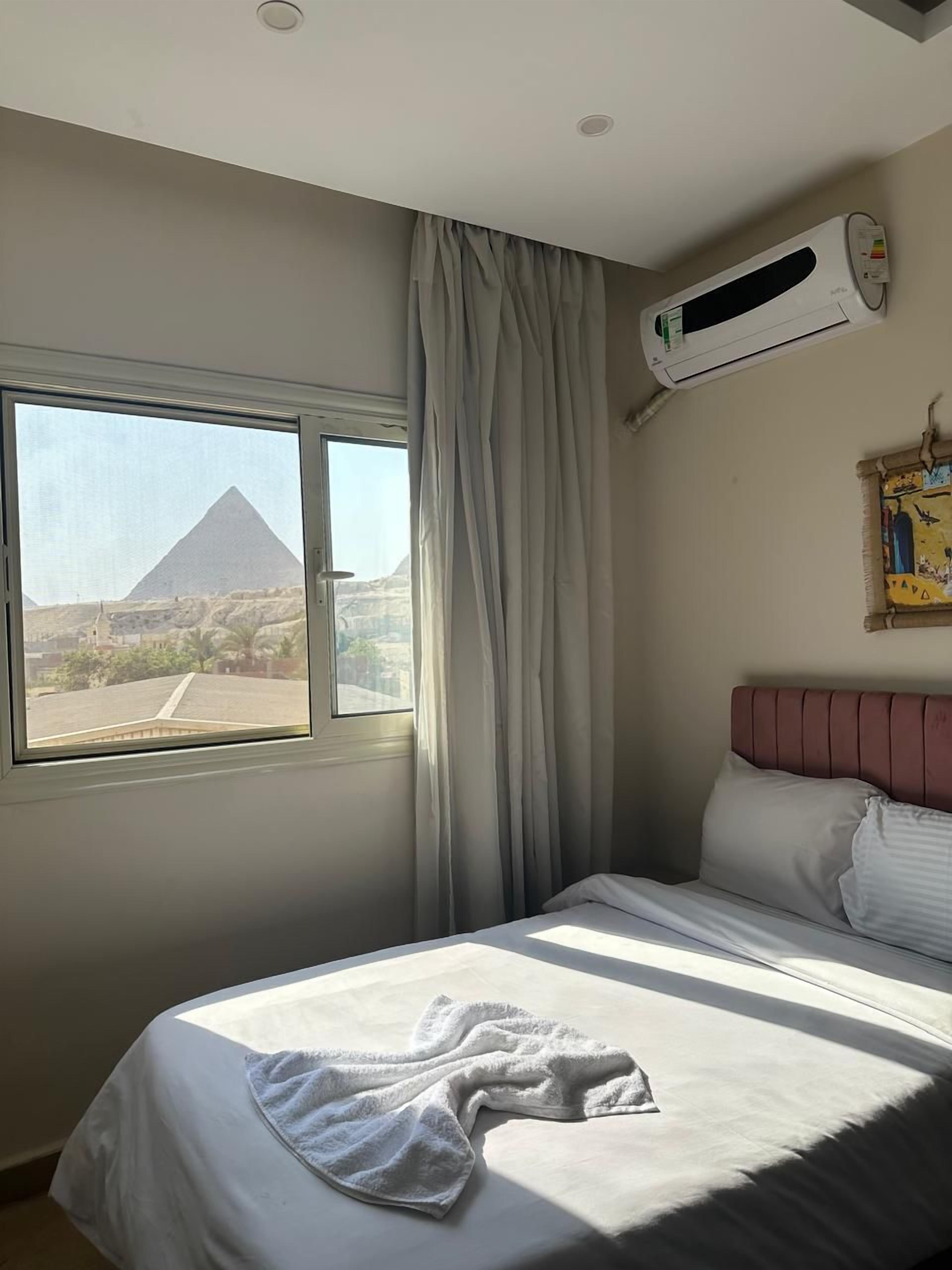 Minibar, desk, WiFi (free)