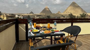 Termasuk sarapan penuh setiap hari