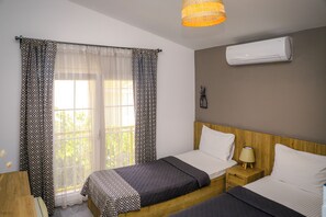 Deluxe kamer, 2 eenpersoonsbedden | Een strijkplank/strijkijzer, gratis wifi