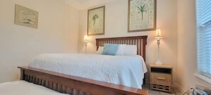 콘도, 침대(여러 개), 발코니, 수영장 전망 (Beach & Palms condo) | 2 개의 침실, 각각 다른 스타일의 인테리어, 각각 다르게 가구 비치