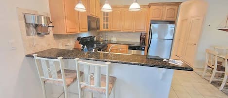 Condo, varias camas, balcón, vista a la alberca (Beach & Palms condo) | Cocina privada | Refrigerador, microondas, horno y parrilla de estufa