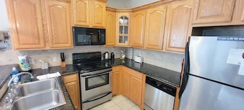 Appartamento, letti multipli, balcone, vista piscina (Beach & Palms condo) | Cucina privata | Frigorifero, microonde, forno, piano cottura