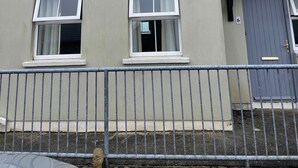 Un bâtiment à deux étages, doté de nombreuses fenêtres et d’une porte.