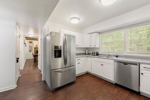 Microwave, oven, stovetop, dishwasher - A Suburban Splendor 12min to UGA_office_parking_games (Athens)