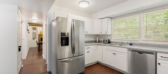 A Suburban Splendor 12min to UGA_office_parking_games