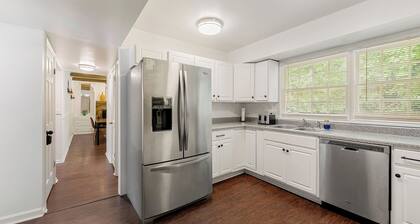 A Suburban Splendor 12min to UGA_office_parking_games