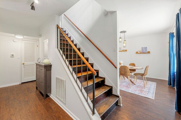 Interior - A Suburban Splendor 12min to UGA_office_parking_games (Athens)