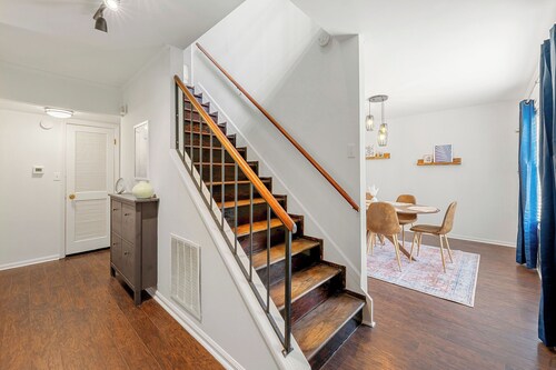 A Suburban Splendor 12min to UGA_office_parking_games