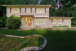 Exterior - A Suburban Splendor 12min to UGA_office_parking_games (Athens)