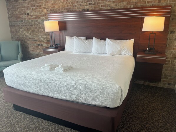 غرفة مريحة للاستخدام الفردي | ستائر تعتيم ومكواة/لوح كي وواي فاي مجانًا