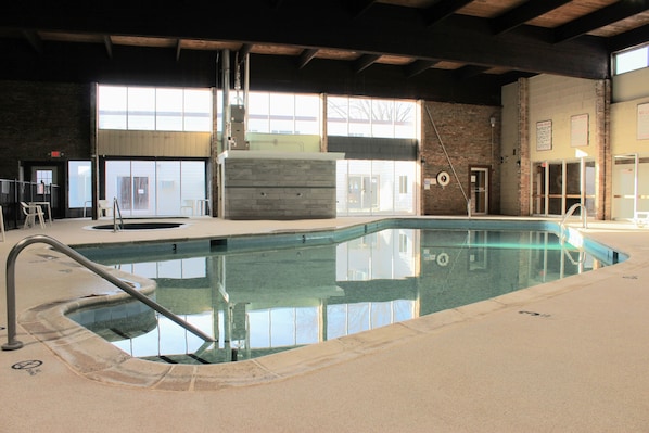 Indoor pool - The Hudson Inn (Morris)